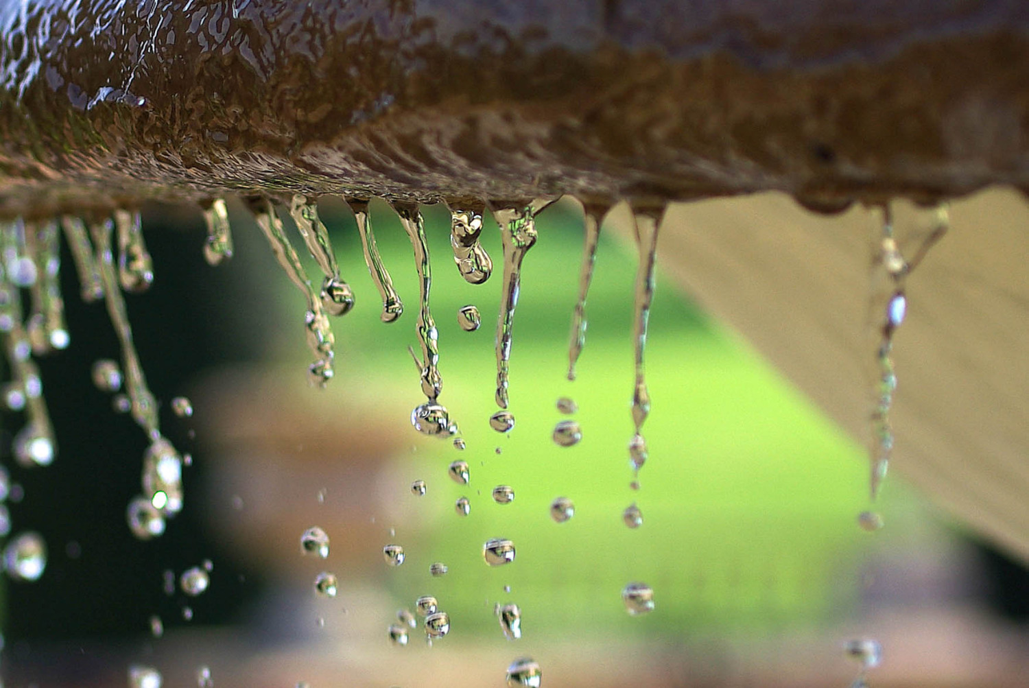 Eingefrorene Tropfen am Brunnen