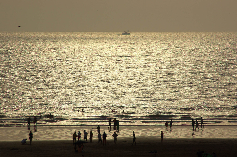 Menschen am abendlichen Strand (Marokko)