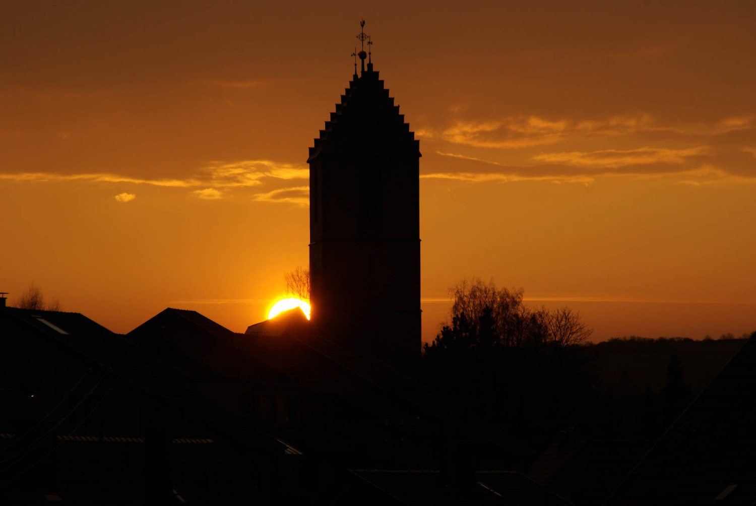 Sonnenuntergang hinter der Nikolaikirche in Aidlingen